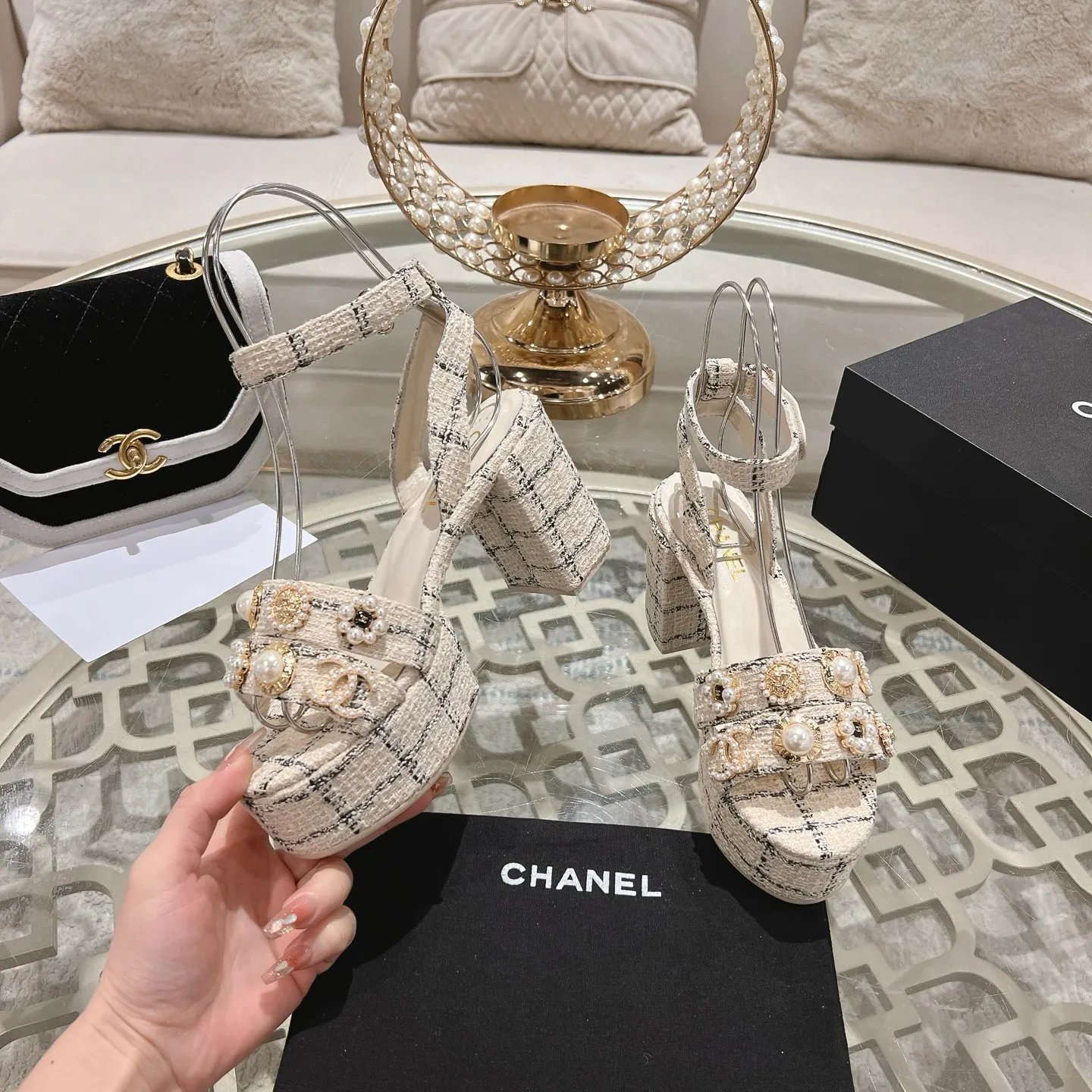 👟👟Ex-factory price 580👟👟 𝐂𝐇𝐀𝐍𝐄𝐋 | Xiaoxiang 25𝐬𝐬Spring and summer new products Counter classic catwalk models New series of high-heeled and waterproof platform sandals〰 A must-have in the fashion circle, the combination will interpret the meticulous, minimalist and classic elements that will never fade away It shows a unique dressing style that is too beautiful to say. A must-have for summer... Upper: Highly customized original specific fabrics. Lining: imported sheepskin lining. Outsole: original molded non-slip outsole. Heel height: 12cm. Waterproof platform: 2.5cm. Size: 35-39 (40.41.42 customization is not returnable)